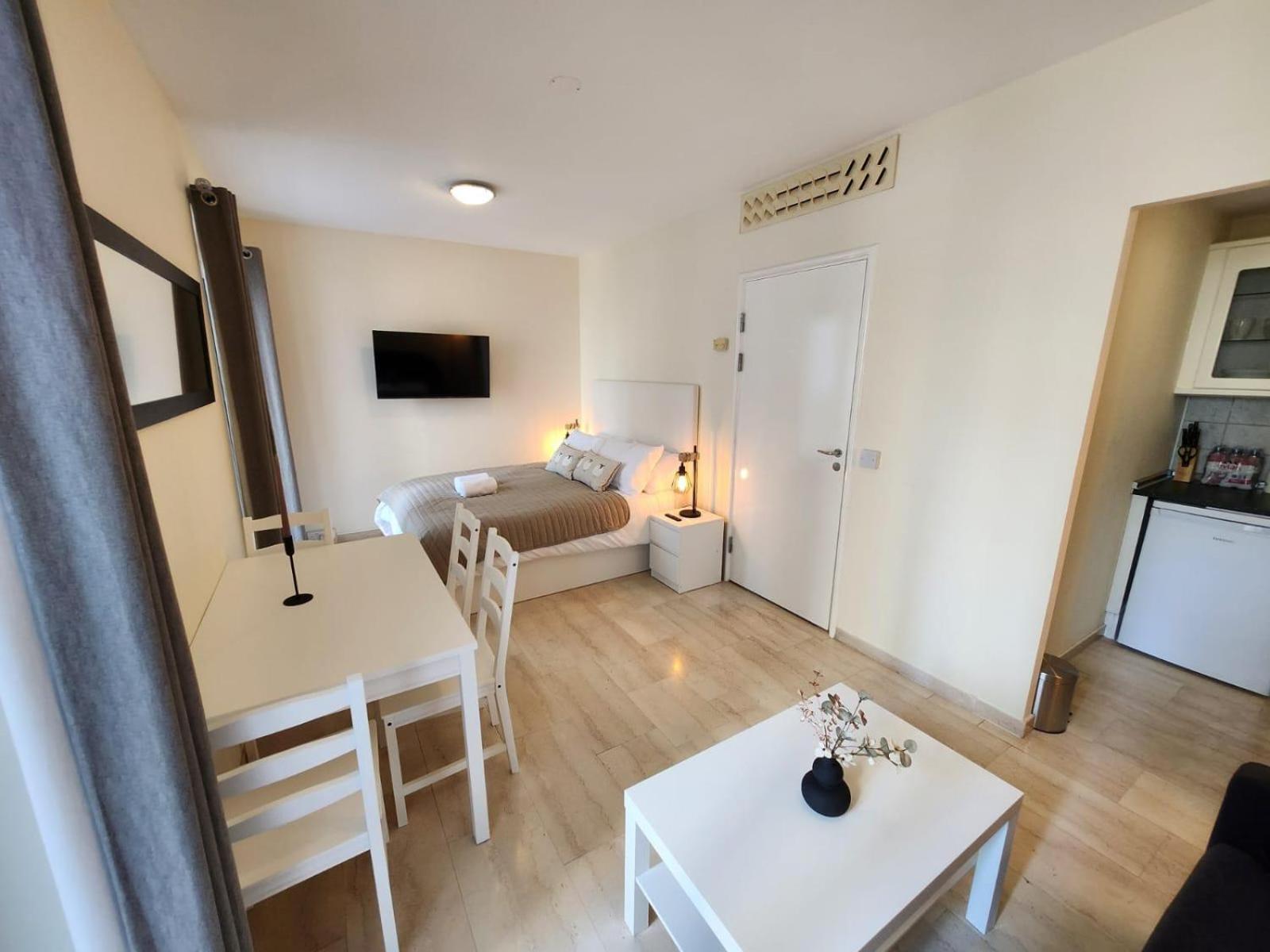 New With Ac Central Suites With Pool Access And Squash Courts! Sleeps Family Or 4 Guests غيبرالتار المظهر الخارجي الصورة