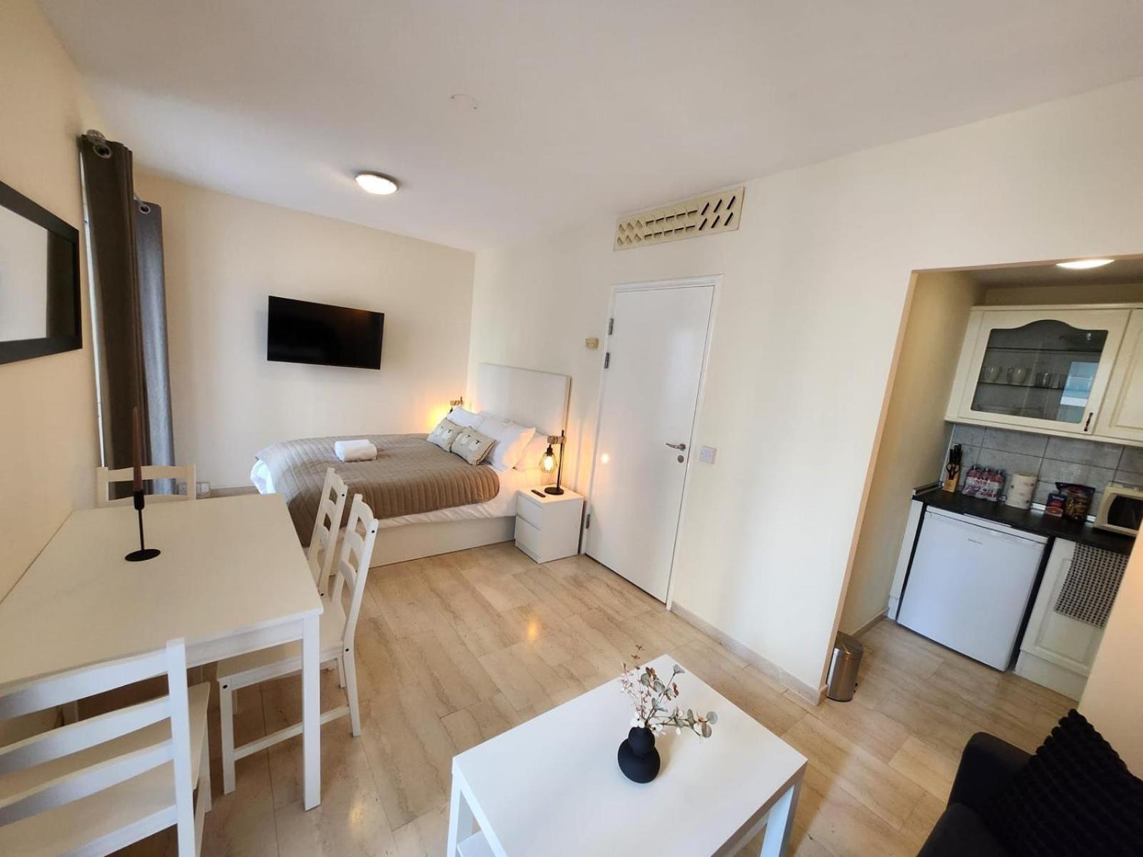 New With Ac Central Suites With Pool Access And Squash Courts! Sleeps Family Or 4 Guests غيبرالتار المظهر الخارجي الصورة