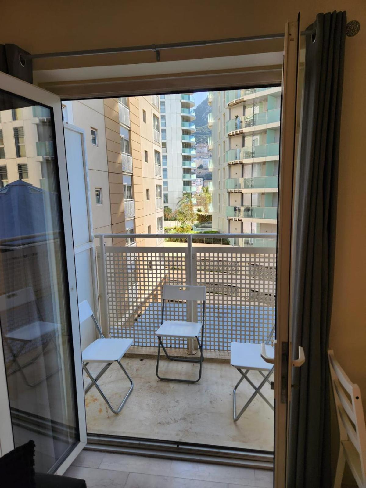New With Ac Central Suites With Pool Access And Squash Courts! Sleeps Family Or 4 Guests غيبرالتار المظهر الخارجي الصورة